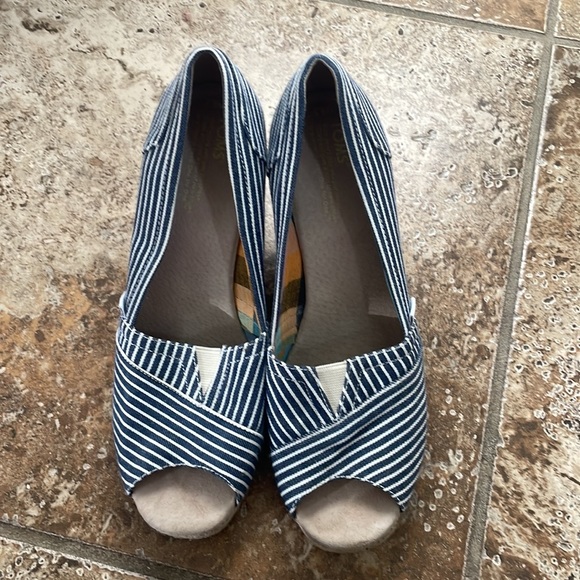 Tom’s blue and white striped wedges 8.5 - Picture 4 of 5
